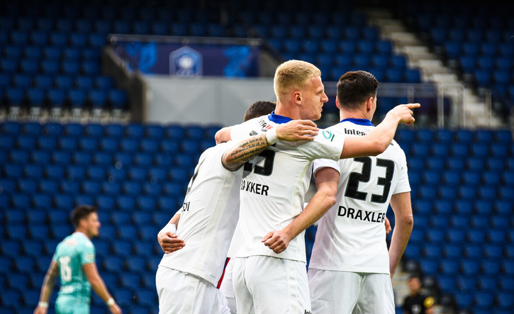 曼城德比前瓜迪奥拉驾车照亮曼彻斯特街道